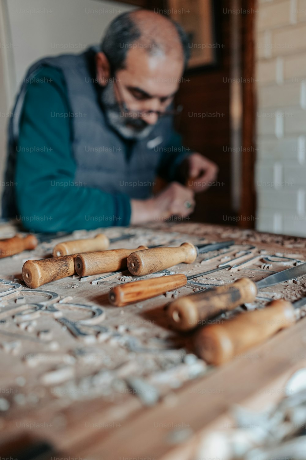 Un uomo sta lavorando su qualche tipo di ceramica