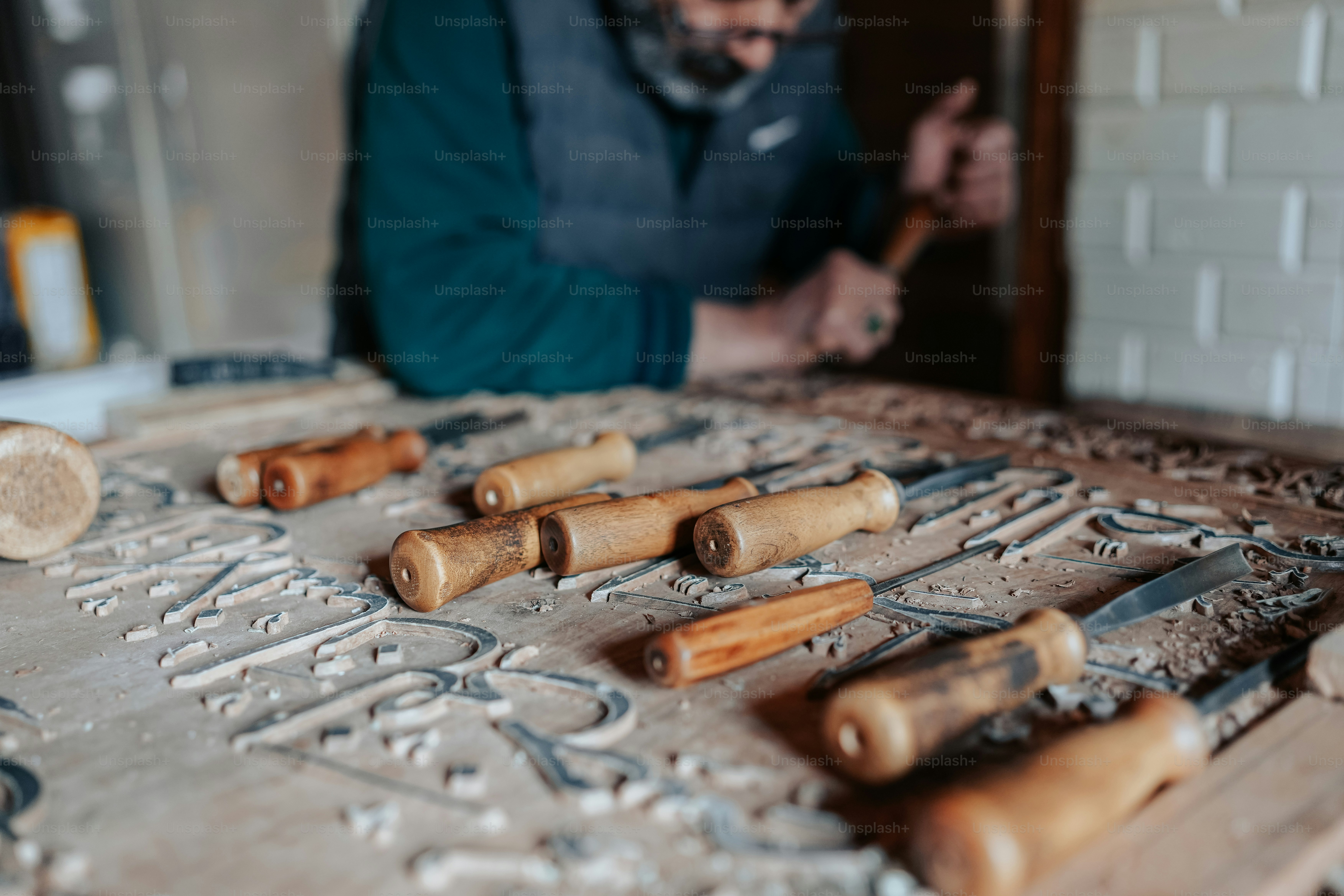 Un hombre está trabajando en un proyecto de talla