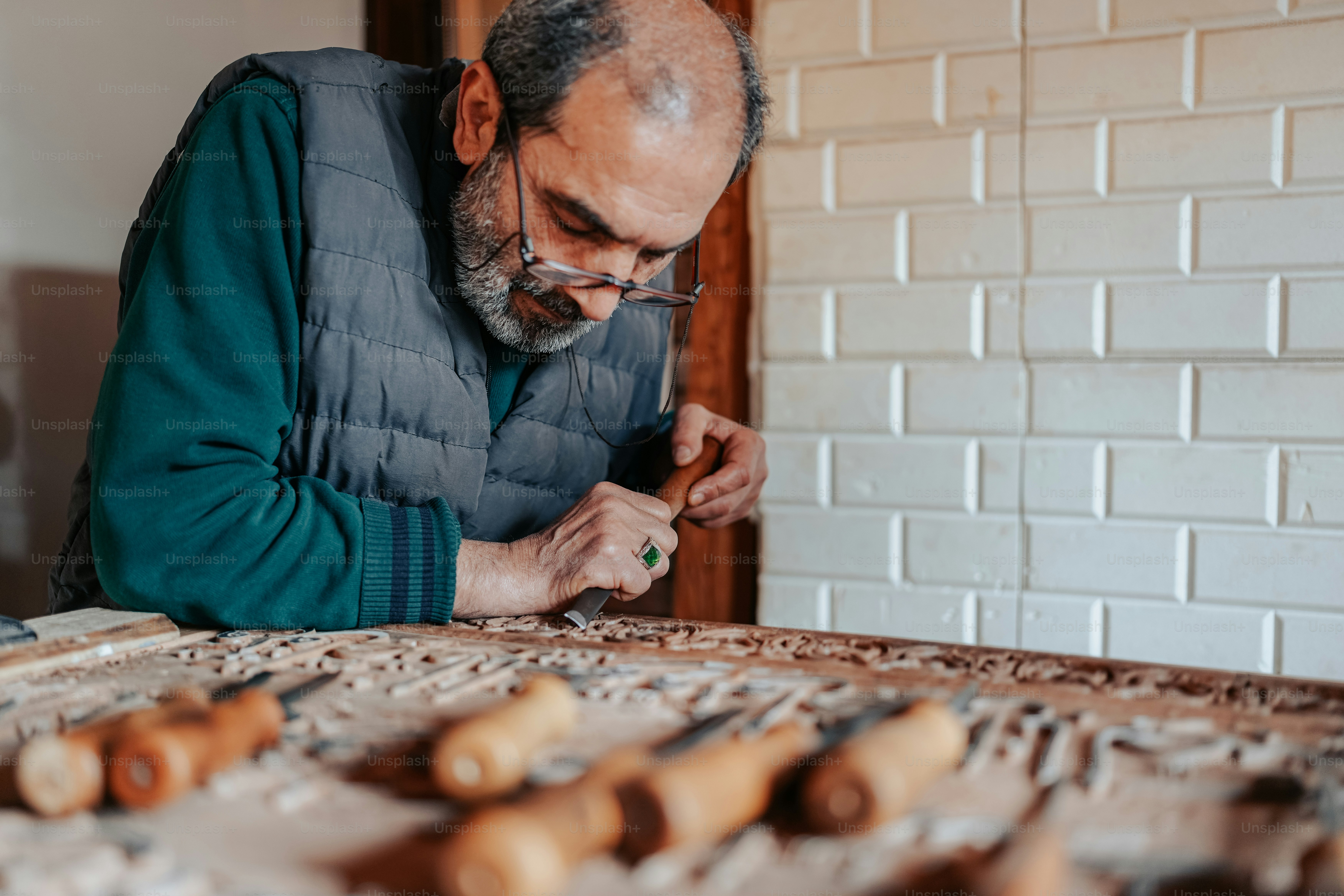 Un hombre trabajando en un pedazo de madera
