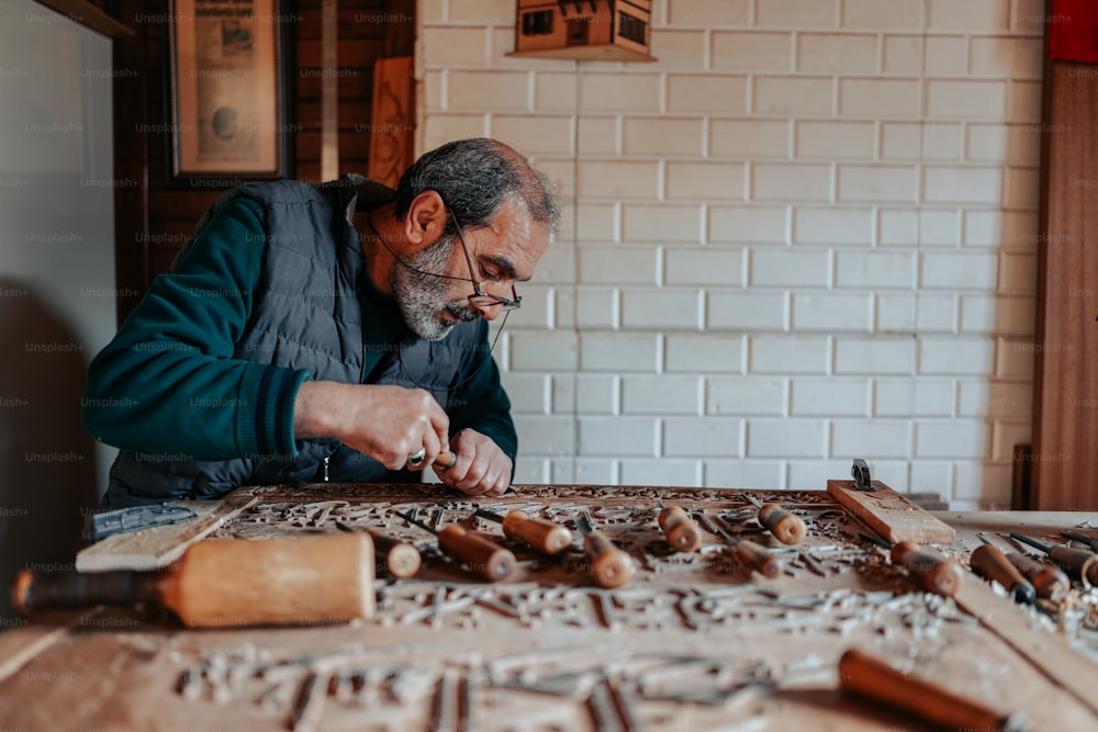 Un hombre está trabajando en un pedazo de madera