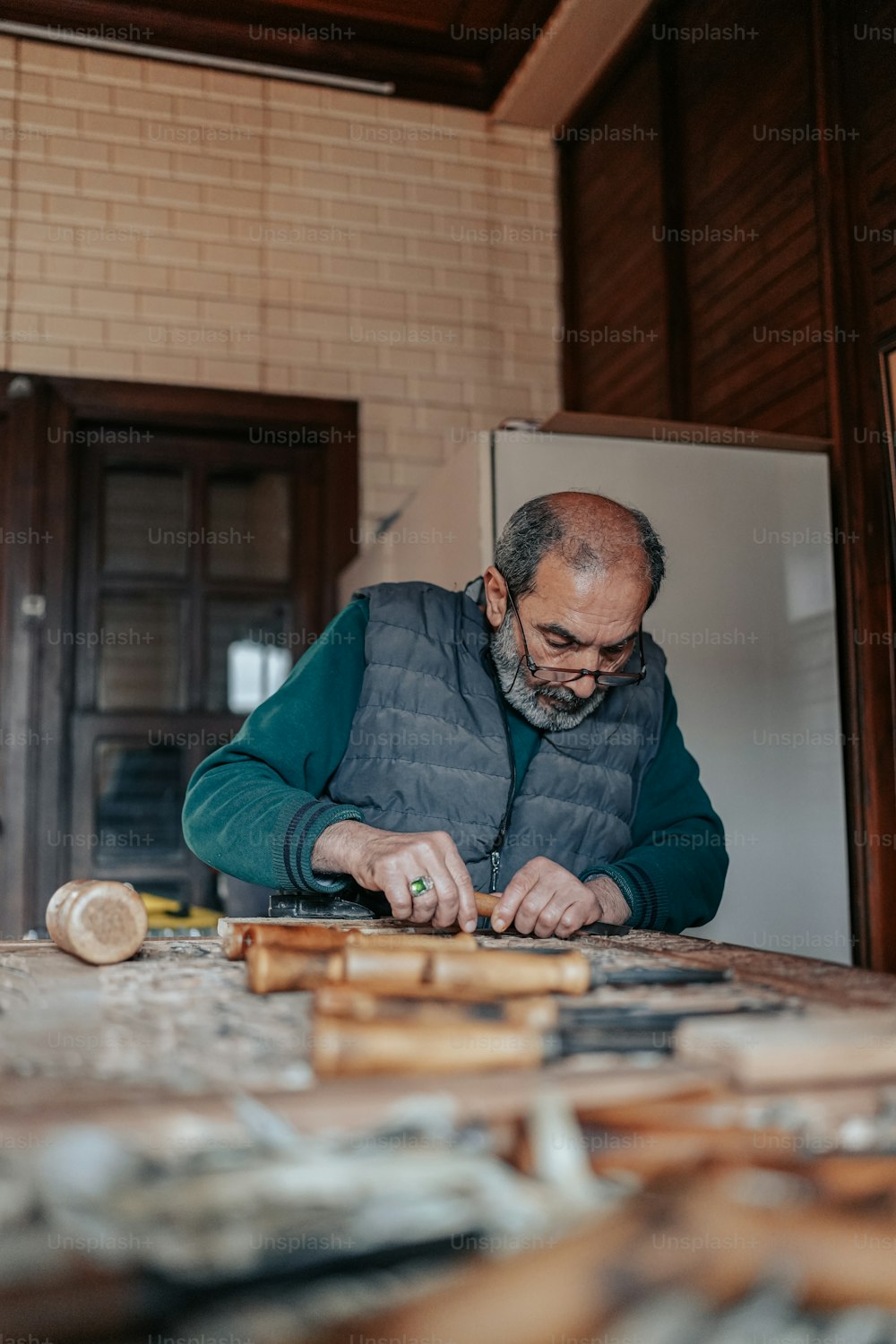 Un uomo sta lavorando su un pezzo di legno