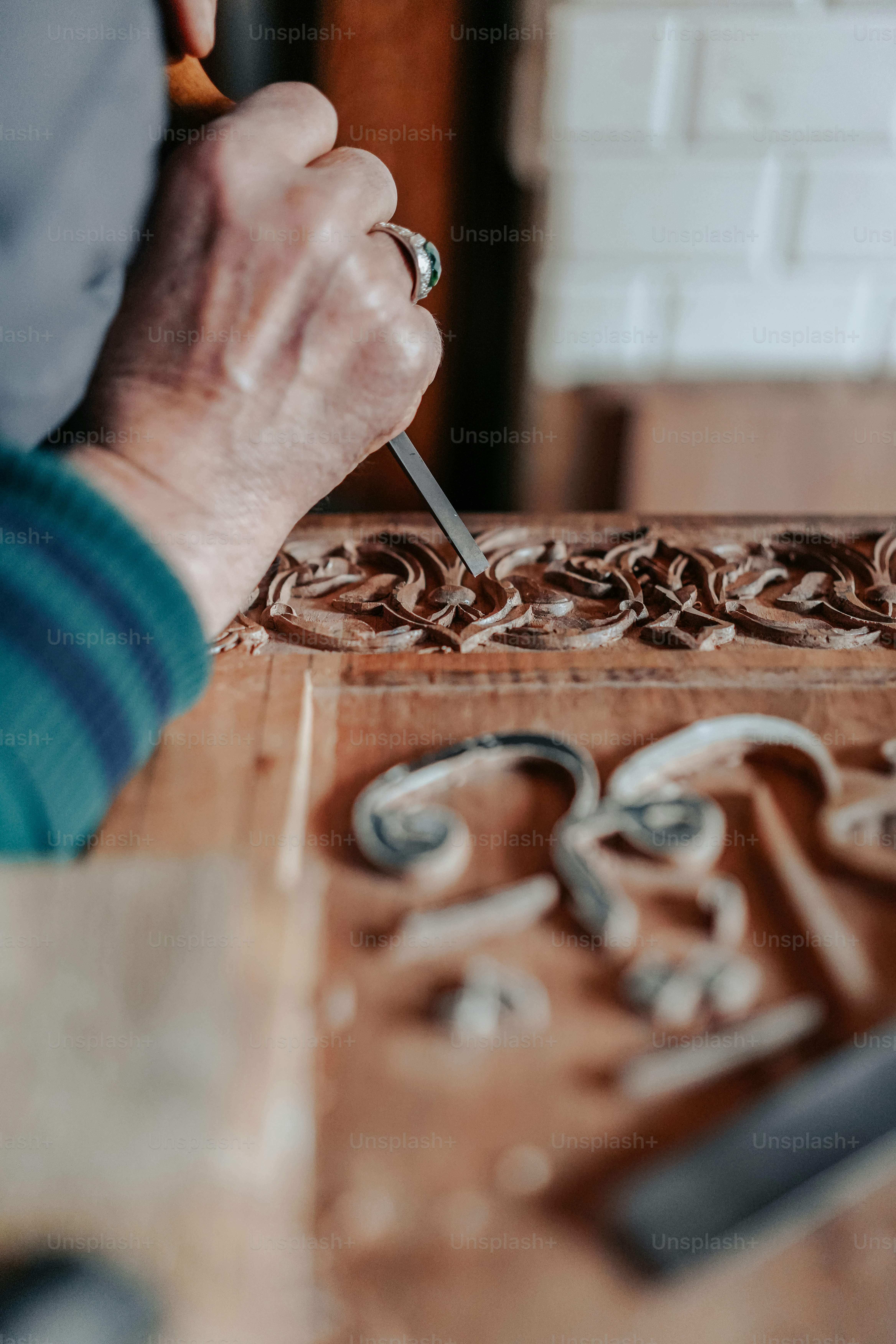 eine Person, die an einem Kunstwerk arbeitet