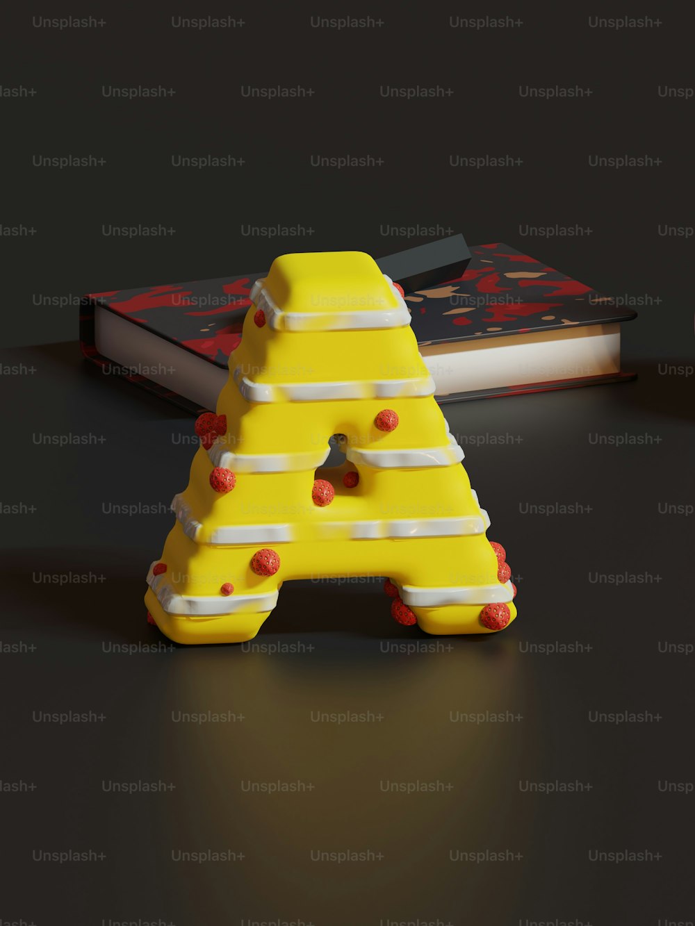 um objeto de plástico amarelo sentado em cima de uma mesa