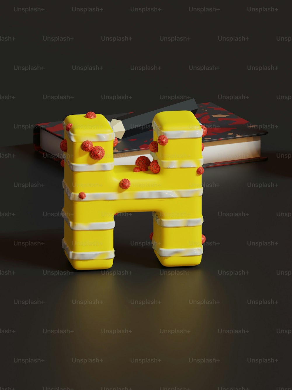 um brinquedo amarelo que está sentado em uma mesa