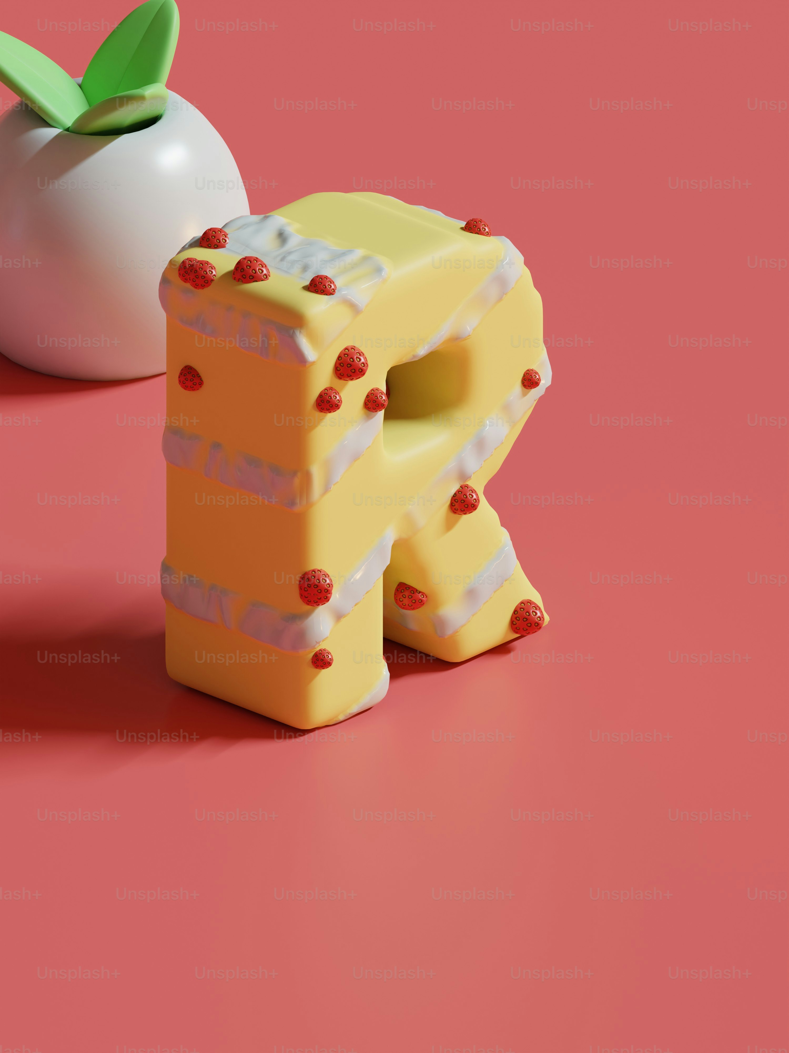 un morceau de gâteau à côté d’une pomme sur une surface rose