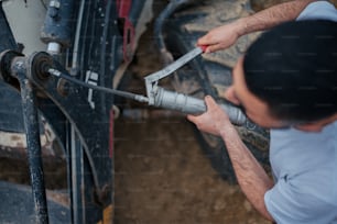 Un hombre está trabajando en un neumático con una llave inglesa