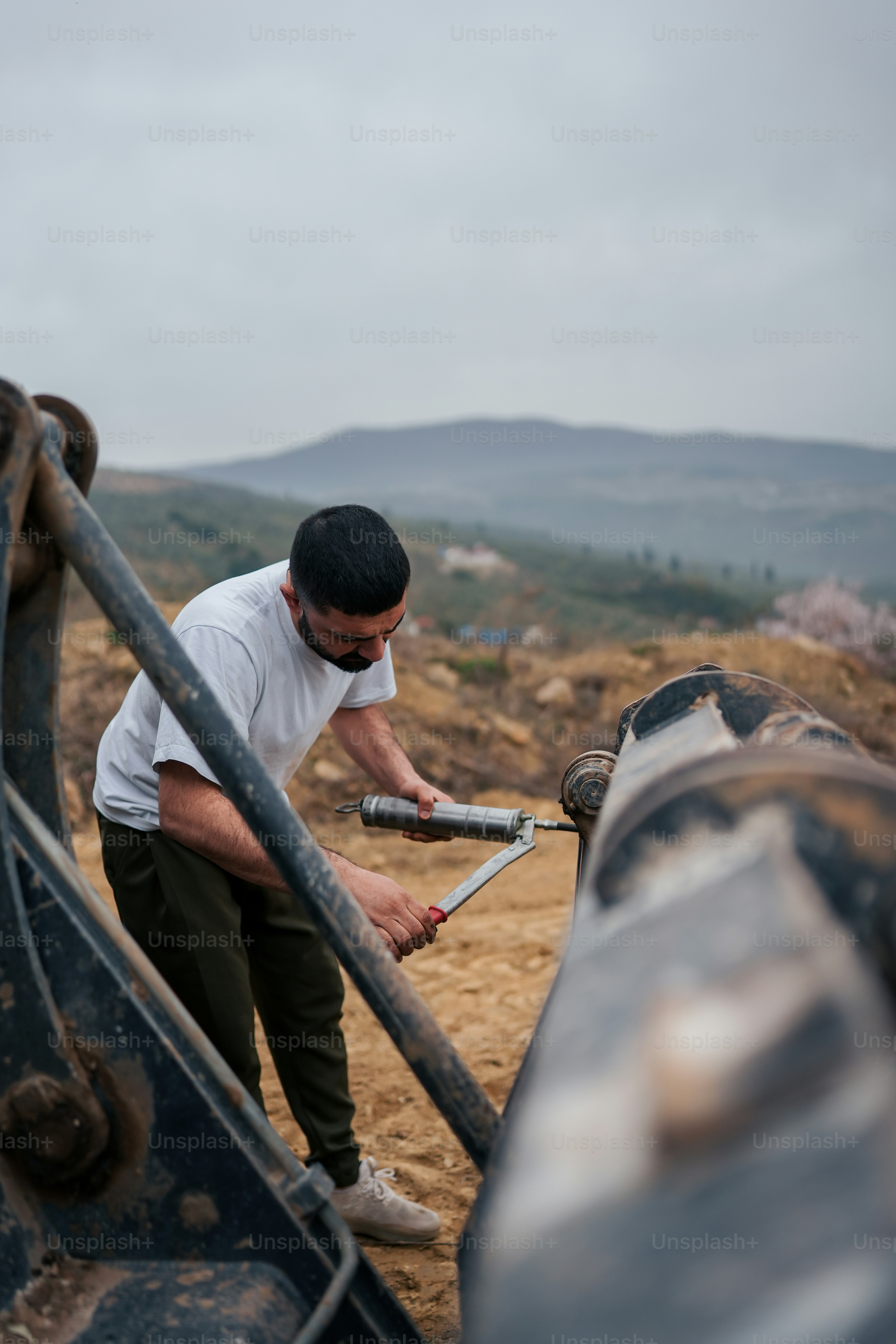 un uomo che lavora su un macchinario
