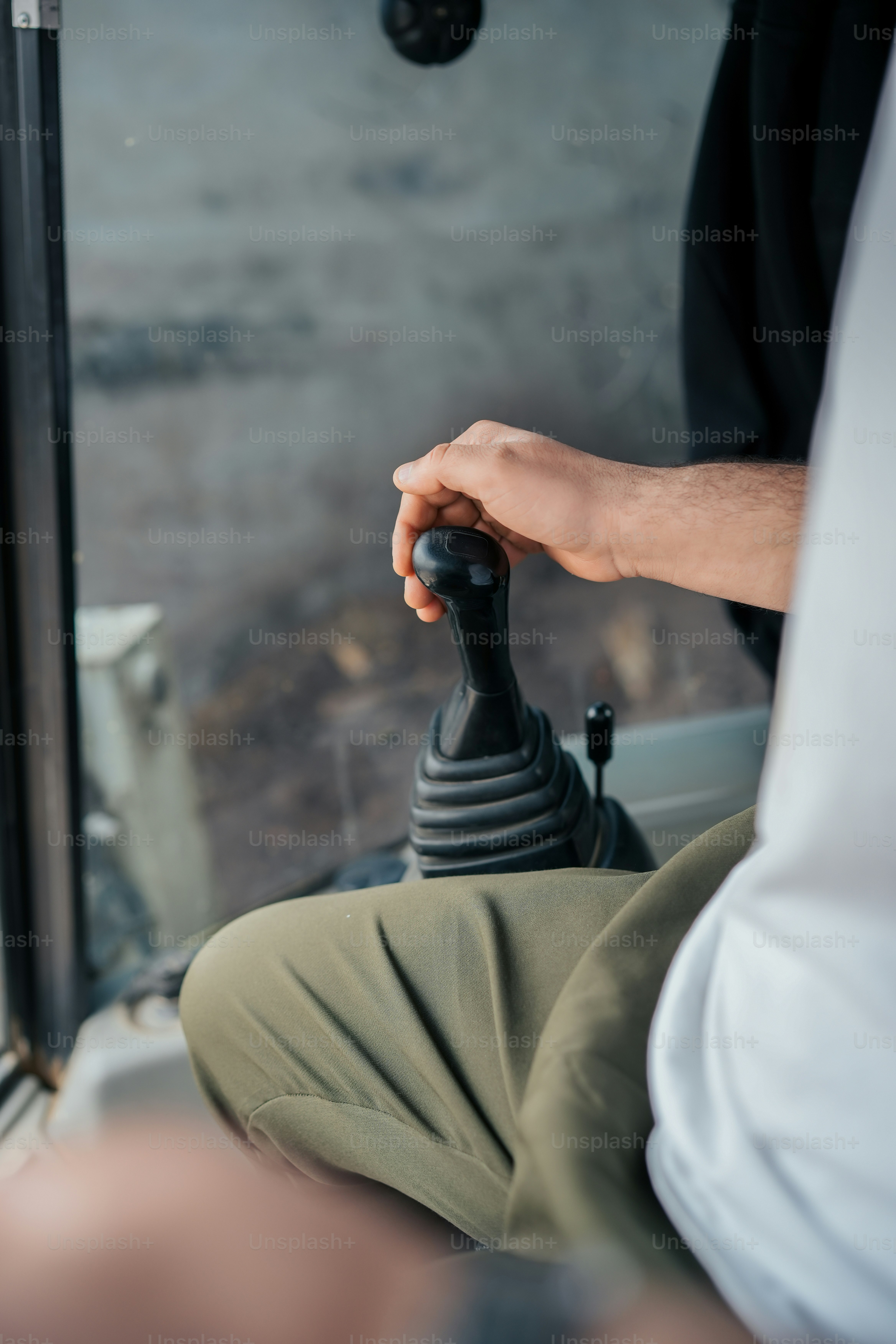 eine Person, die einen schwarzen Gegenstand in der Hand hält