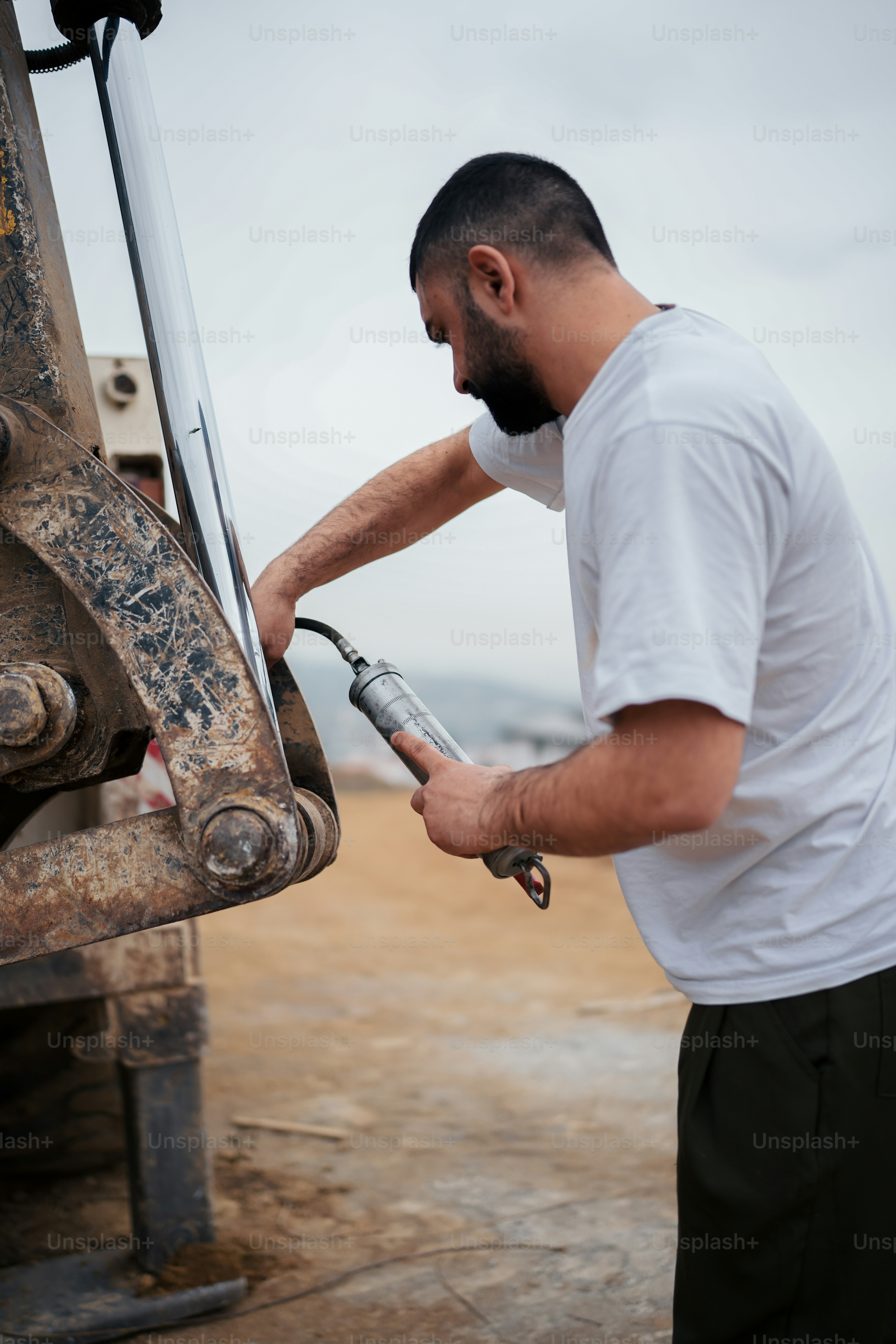 Un uomo che tiene una chiave inglese nella mano destra