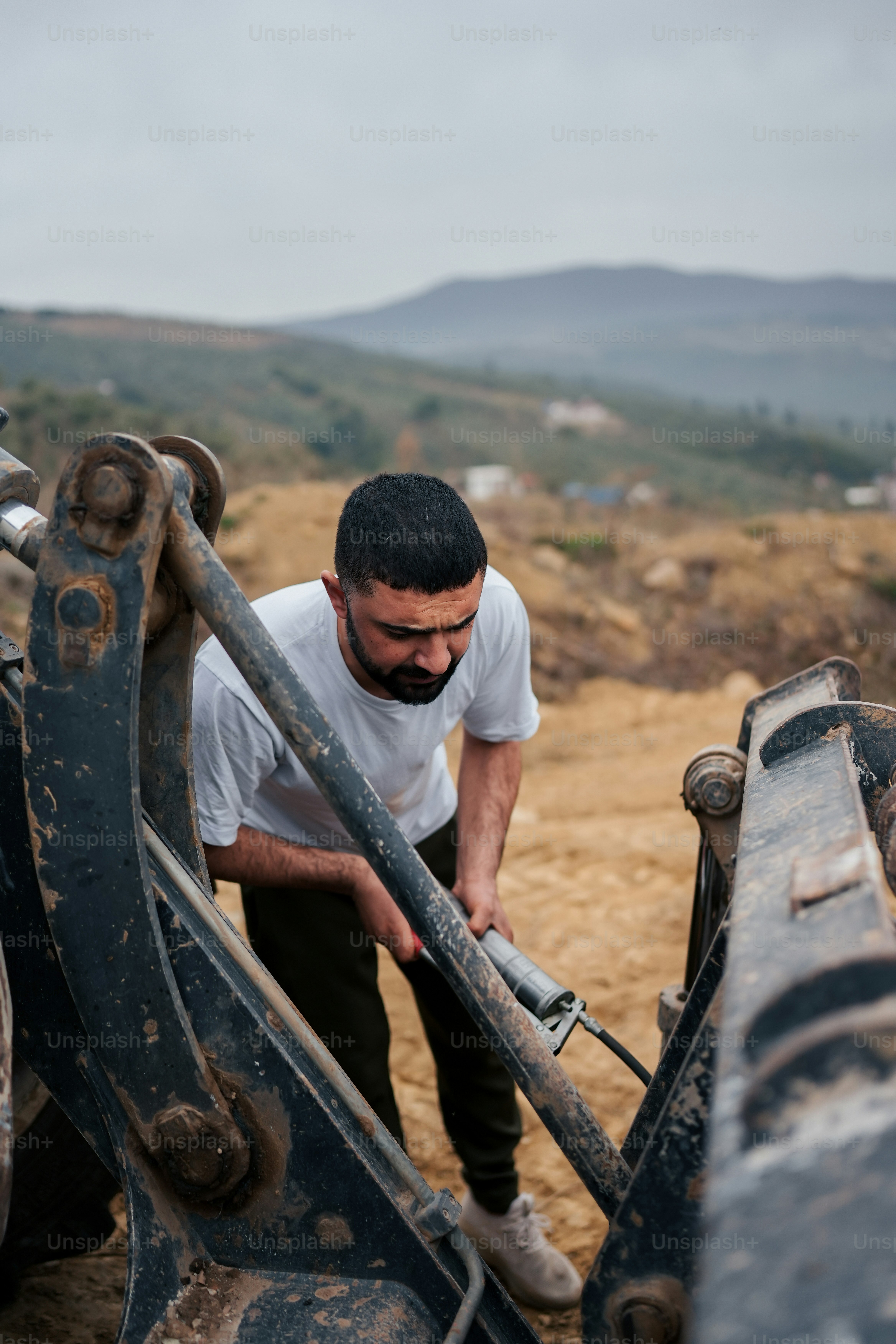 A man working on a piece of machinery photo – Building Image on Unsplash