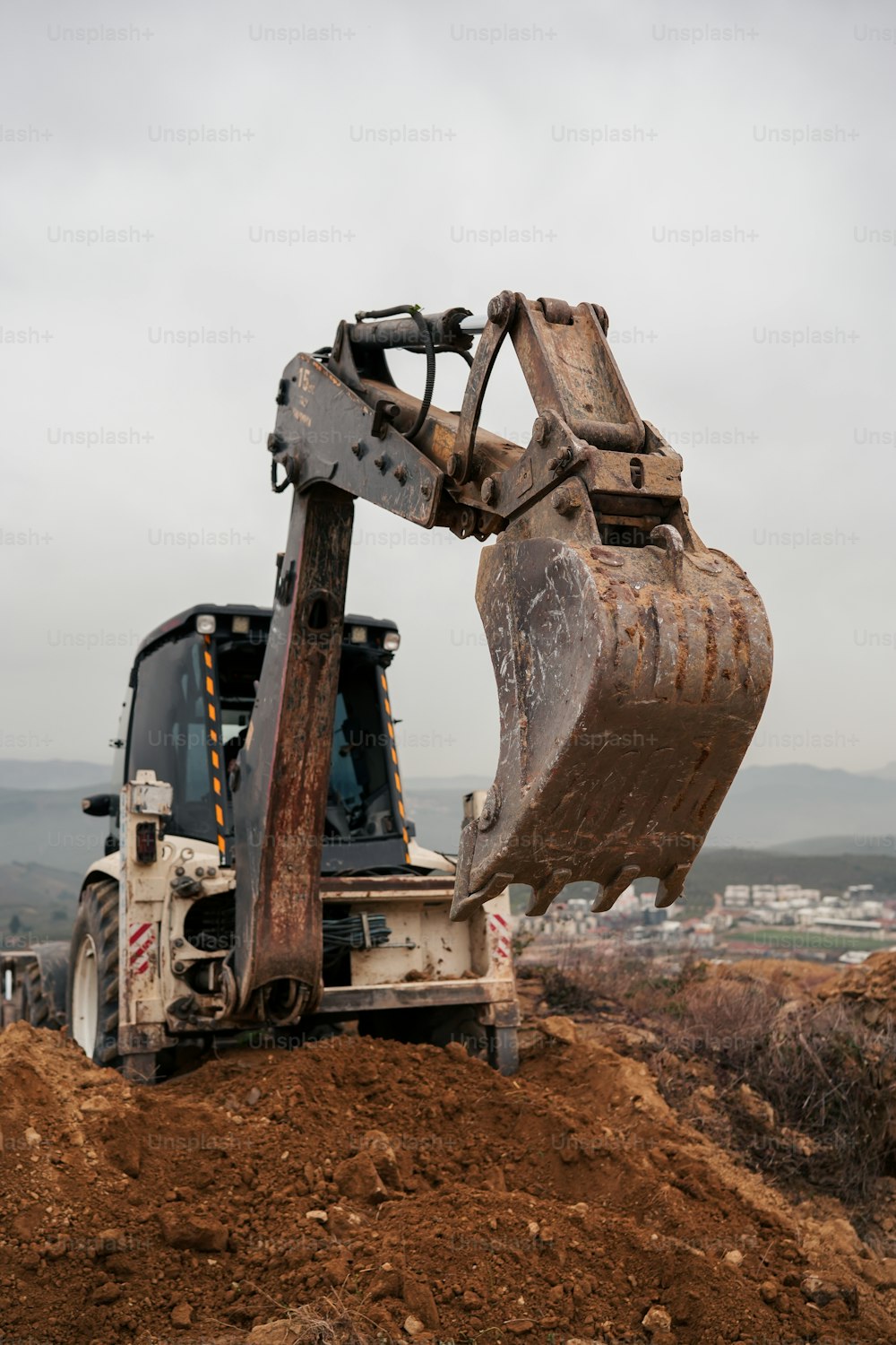 Una excavadora cavando tierra en un sitio de construcción