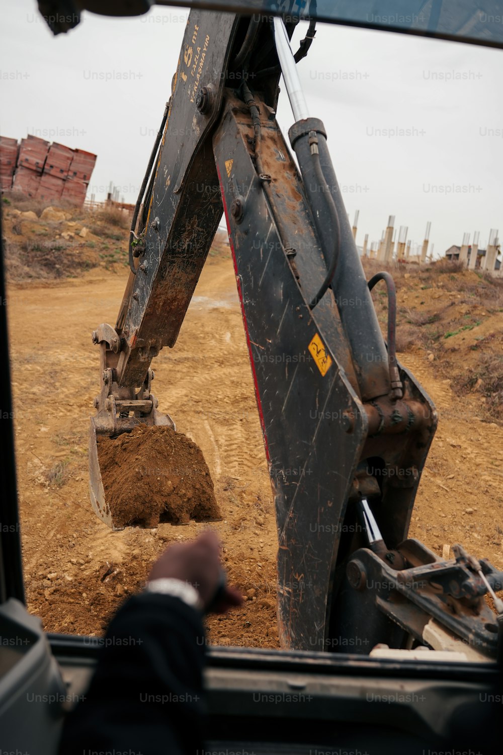畑で土を掘る大型機械