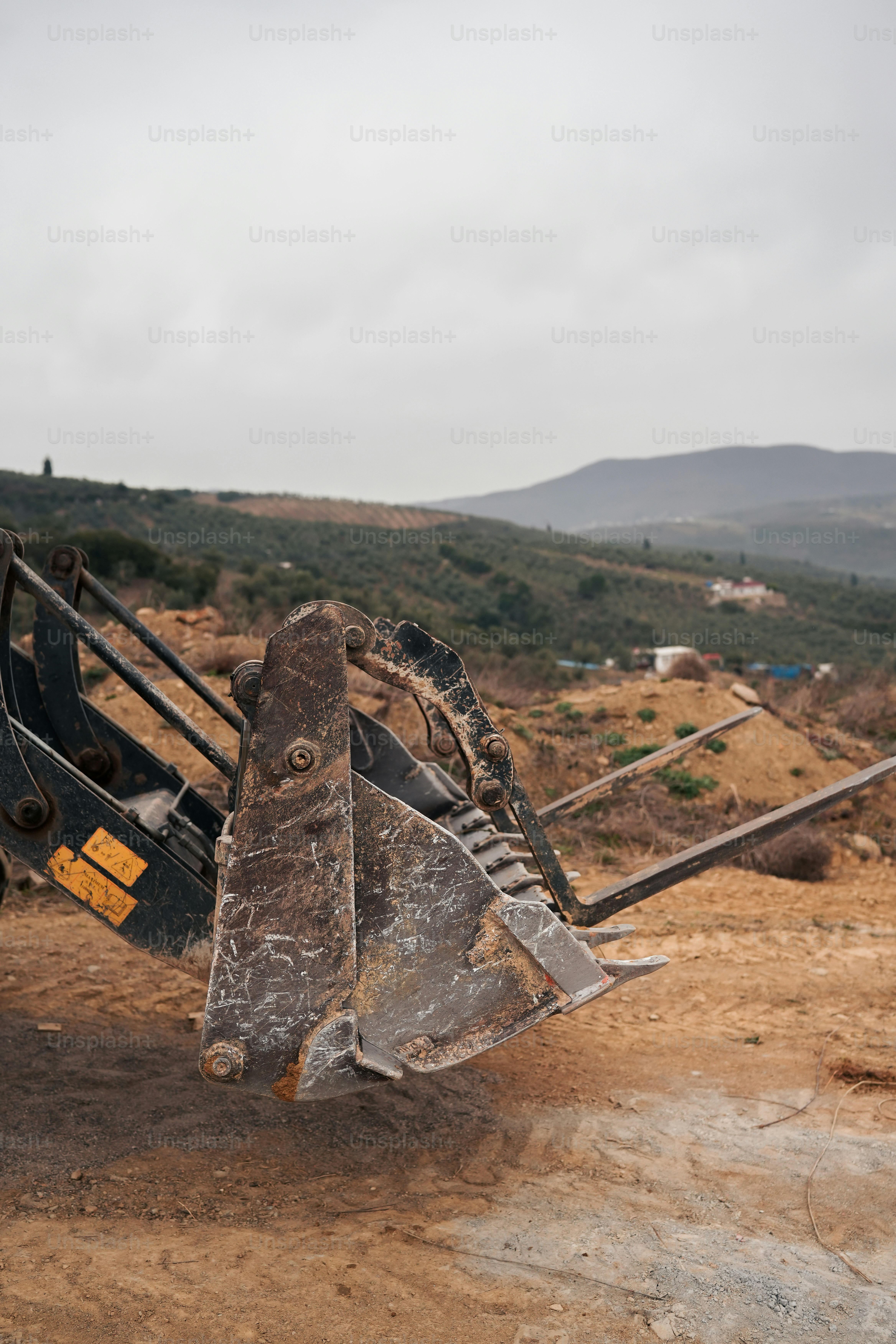 Una excavadora sentada en la parte superior de un campo de tierra