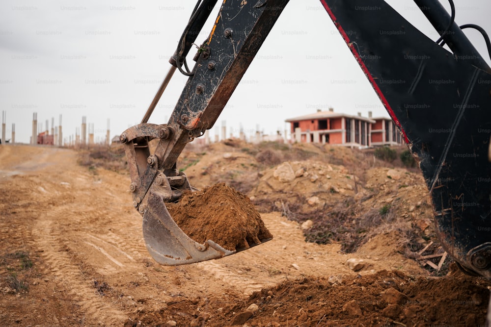 Ein Bulldozer gräbt Erde auf einer Baustelle
