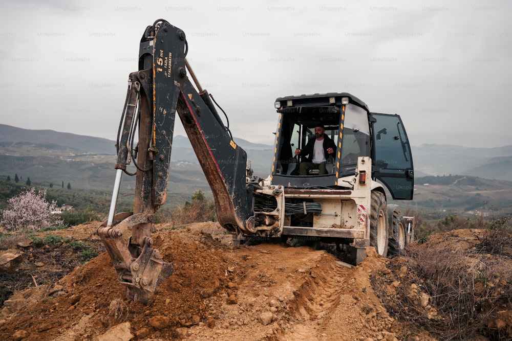 Un bulldozer che scava terra su una strada sterrata