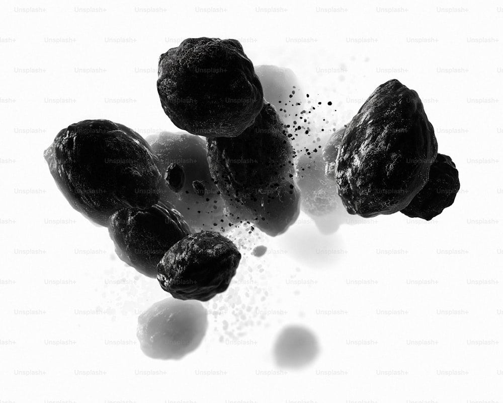 Una foto in bianco e nero di un mazzo di ciambelle