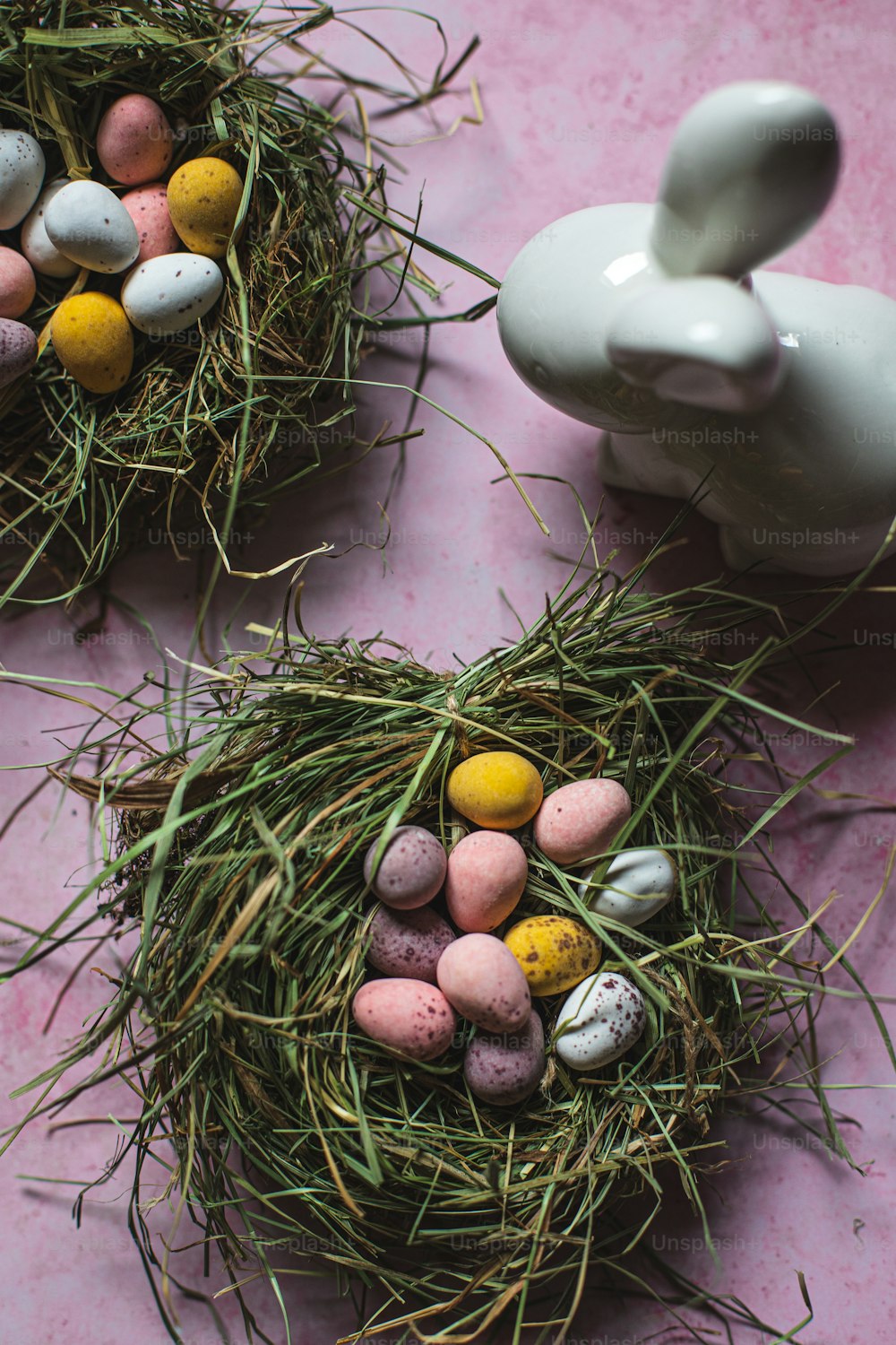 un groupe d’œufs dans un nid sur une table