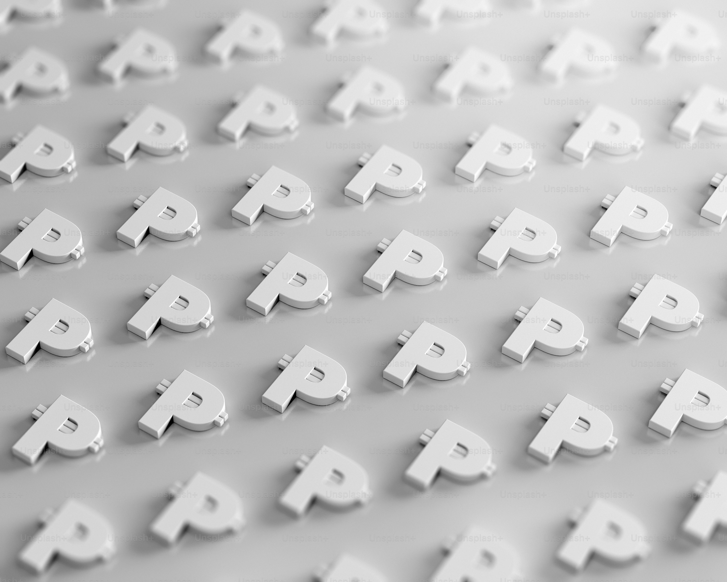 Un sacco di lettere bianche che sono su un tavolo