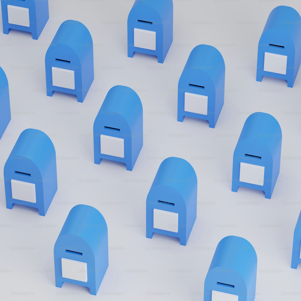 un groupe de chaises bleues assises les unes à côté des autres