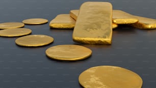 Un montón de monedas de oro sentado encima de una mesa