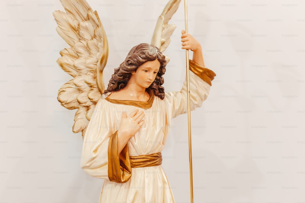 Una estatua de un ángel sosteniendo un bastón