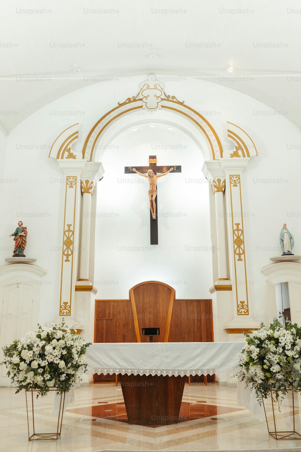 eine Kirche mit Kreuz und Blumen auf dem Altar