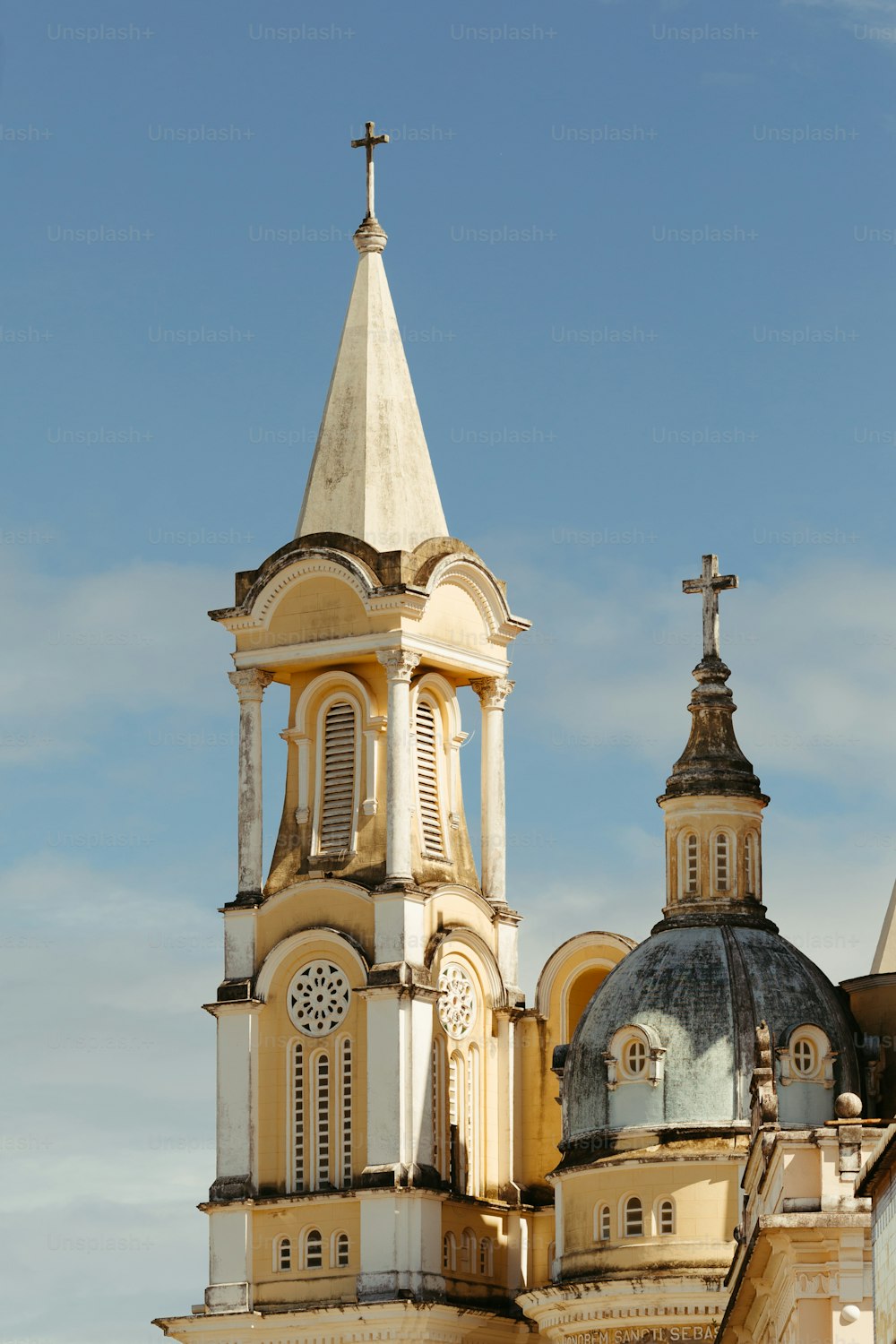 uma igreja com um campanário e uma cruz no topo