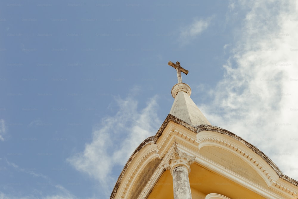 um campanário da igreja com uma cruz no topo