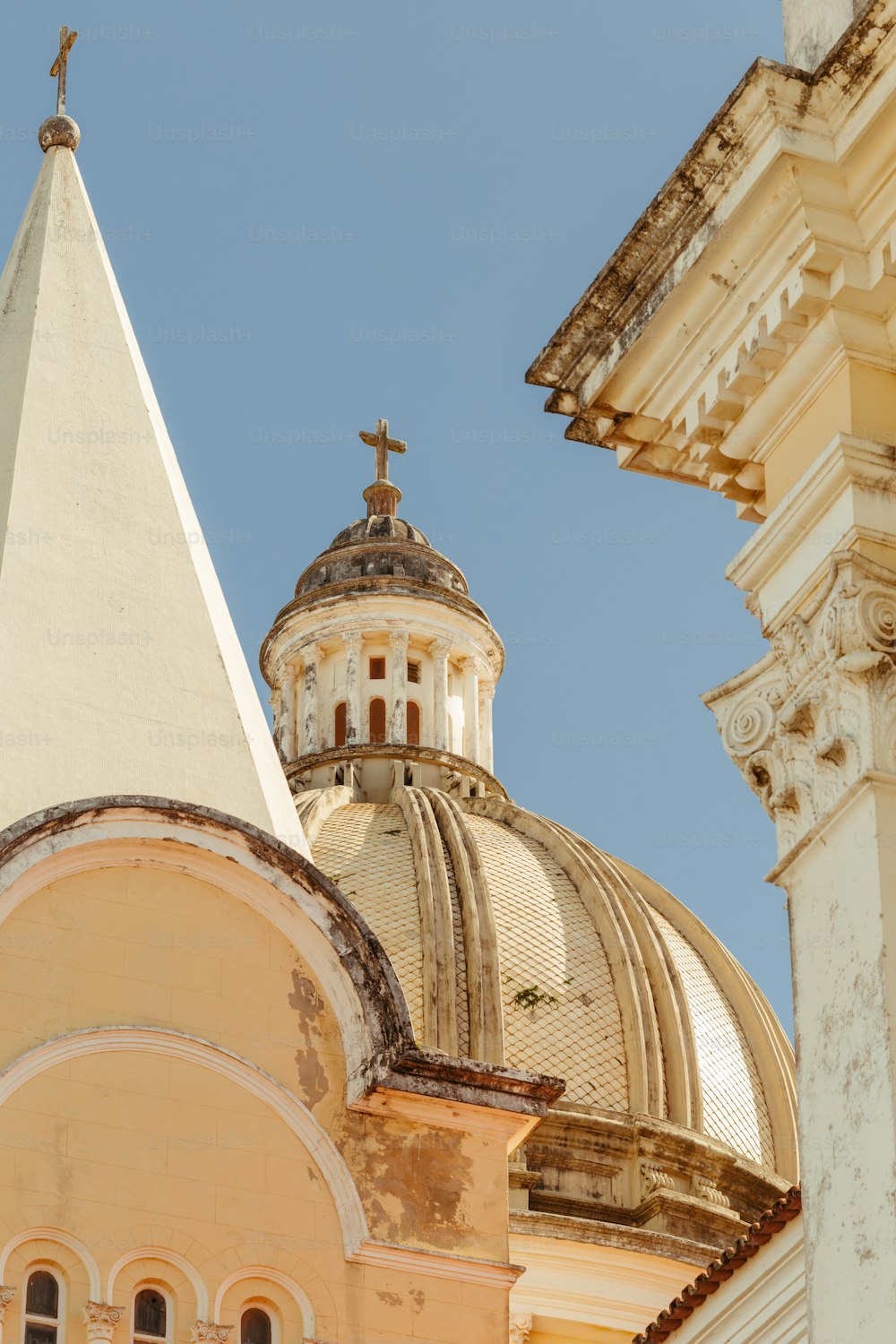 uma igreja com um campanário e uma cruz no topo