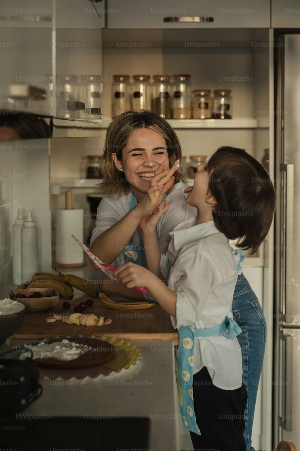 uma mulher e uma criança em uma cozinha