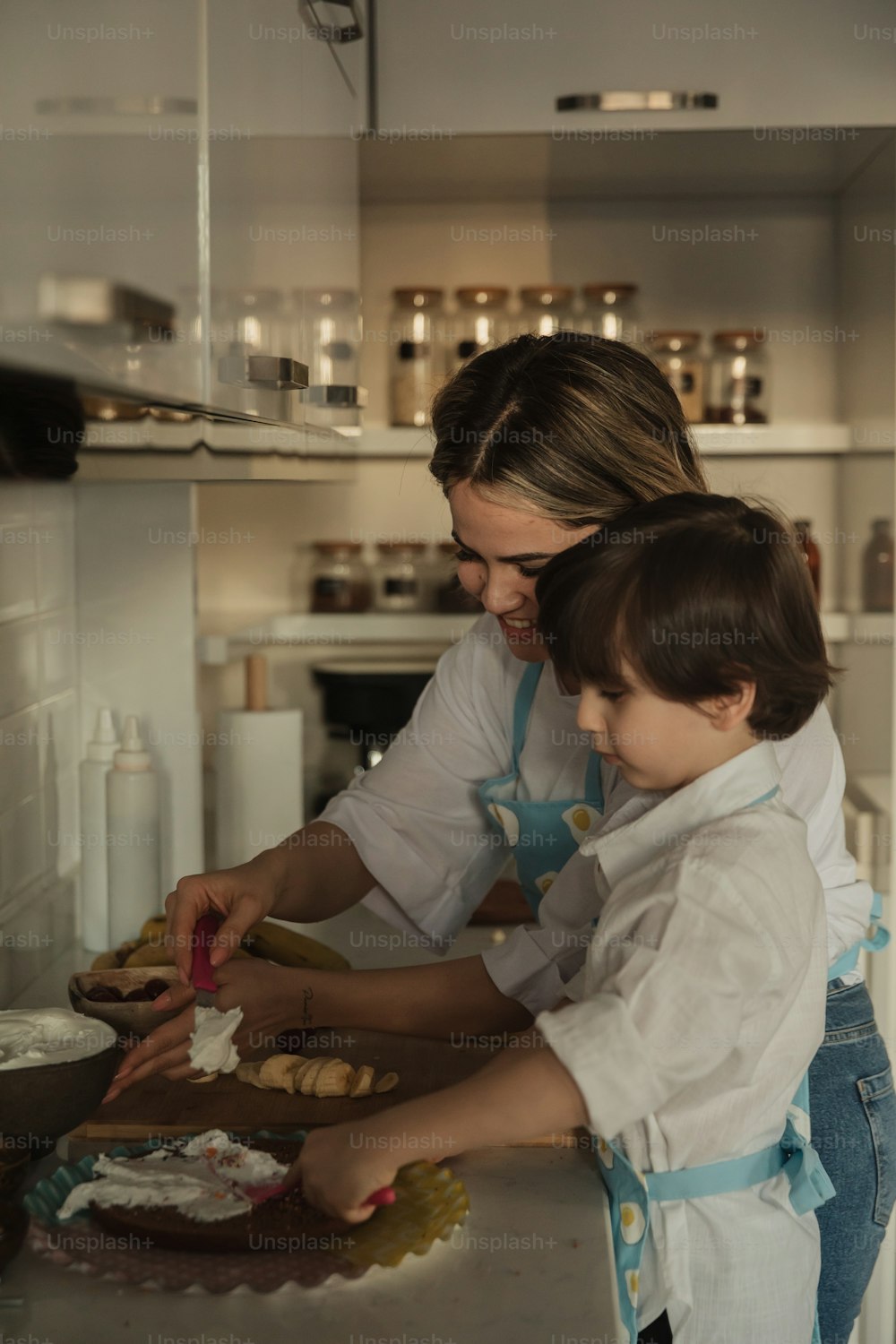 uma mulher e uma criança estão na cozinha