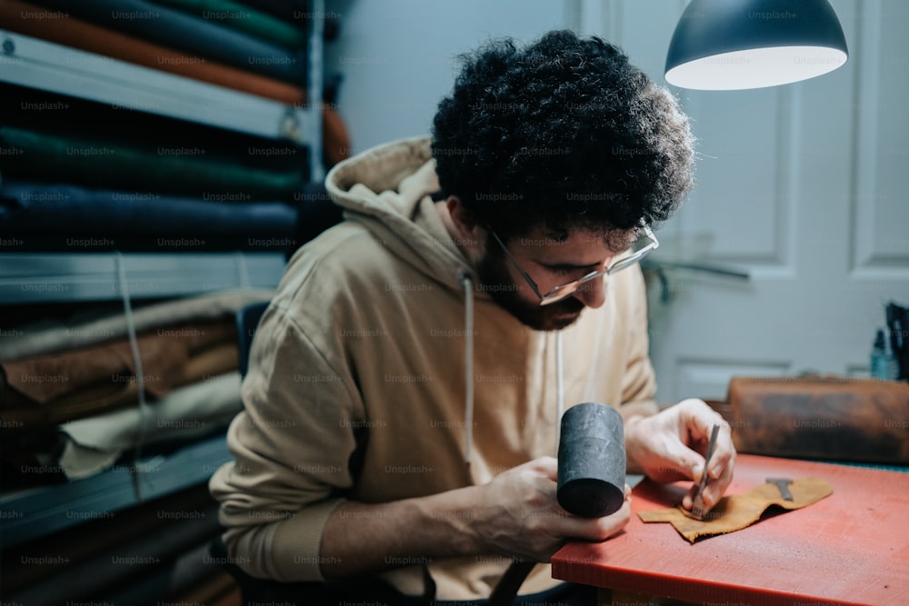 Ein Mann arbeitet an einem Stück Leder