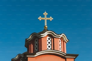 위에 금 십자가가있는 교회 첨탑