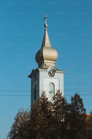 una alta torre de reloj blanca con un reloj en cada uno de sus lados
