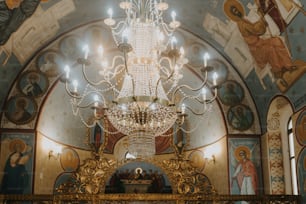 un lustre suspendu au plafond d’une église