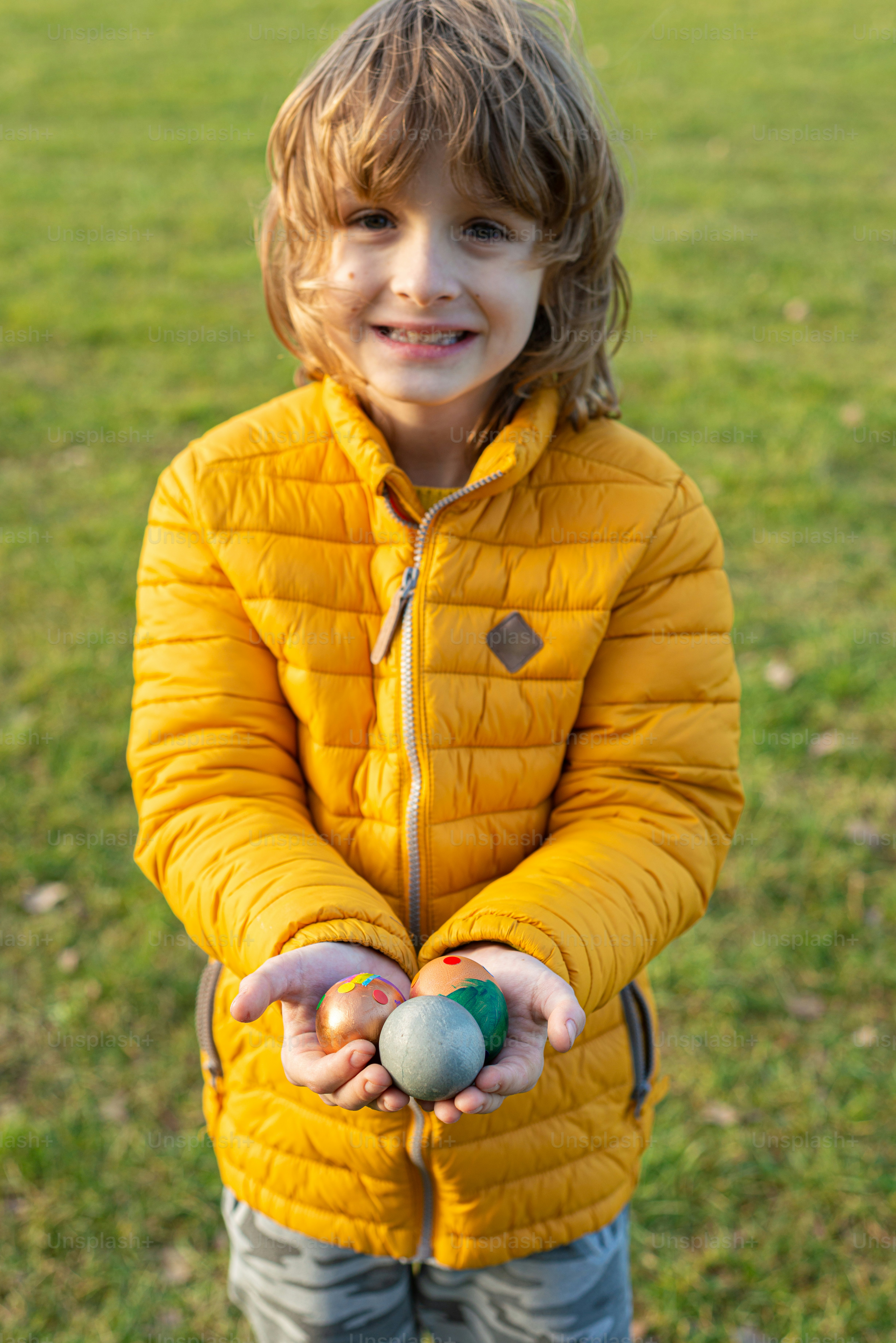 Un niño sosteniendo una pelota en sus manos