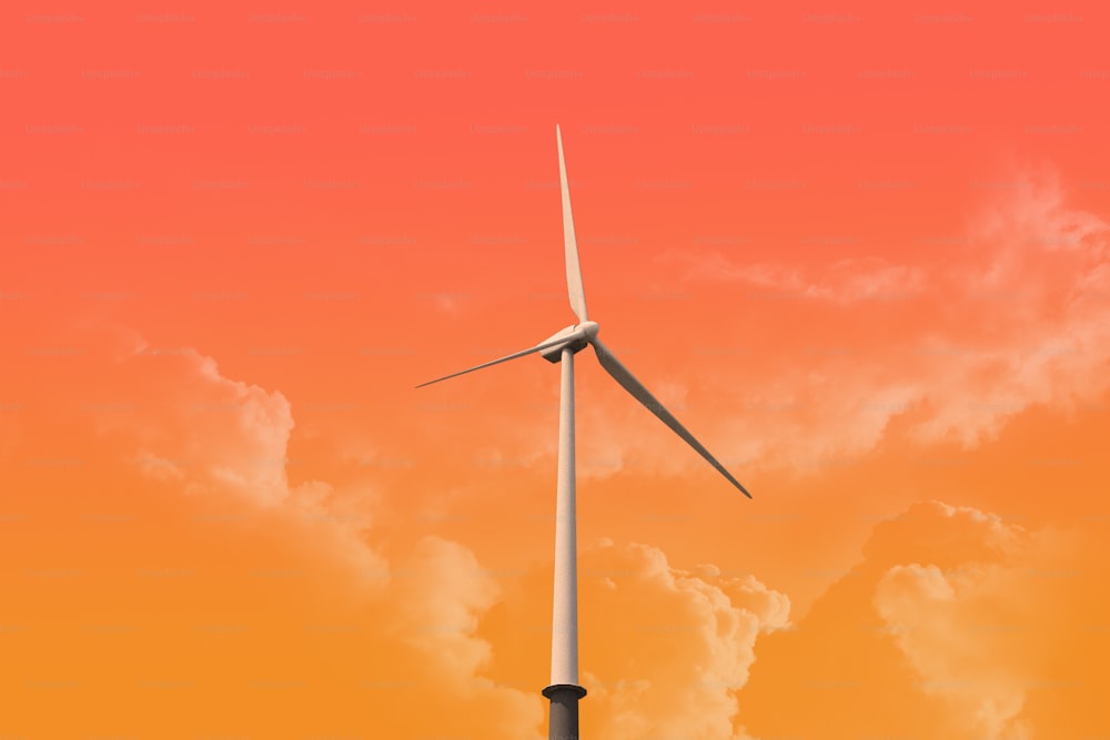 Una turbina eolica contro un cielo arancione brillante
