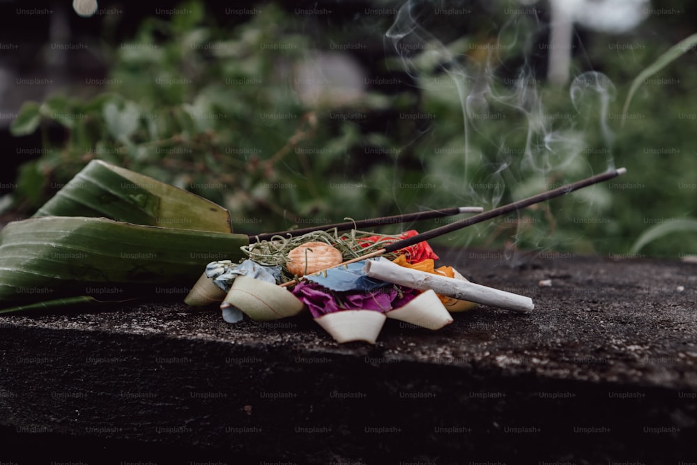 un tas de bâtons d’encens assis sur une table en bois