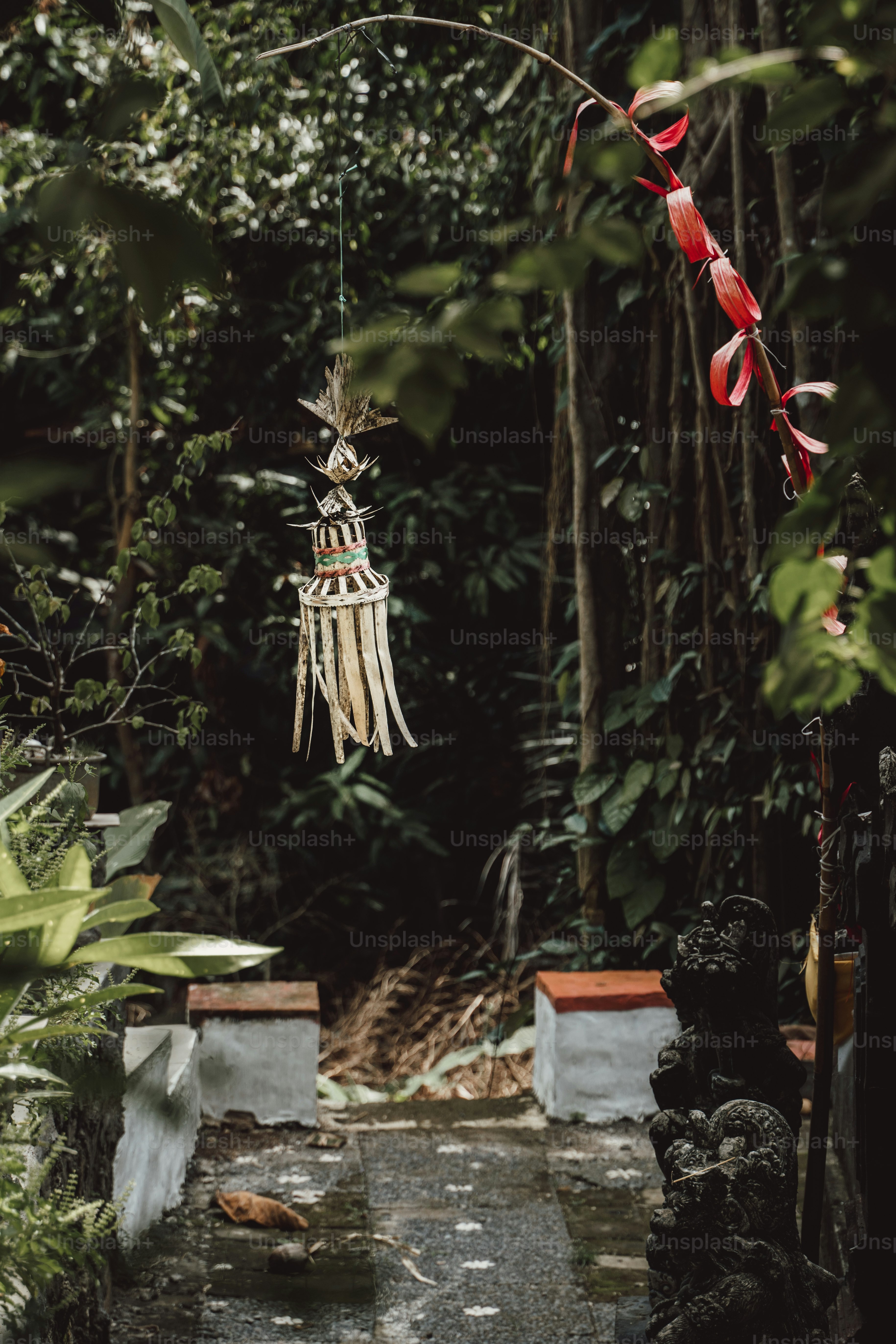 森の真ん中にぶら下がっている装飾