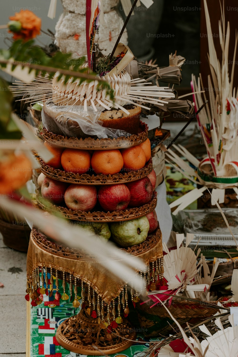 uma pilha de frutas sentada em cima de uma mesa