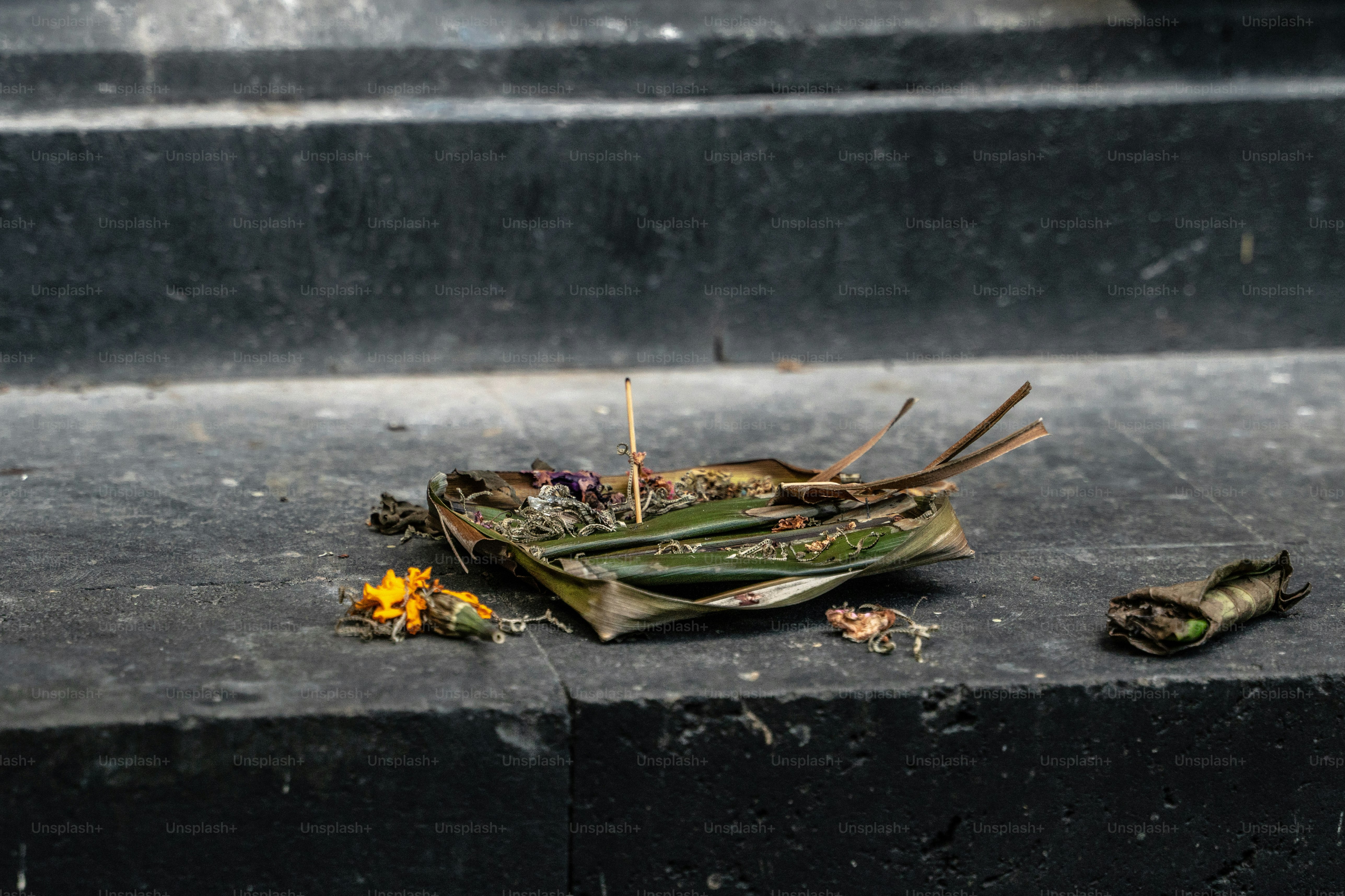 いくつかの階段に葉と花の束