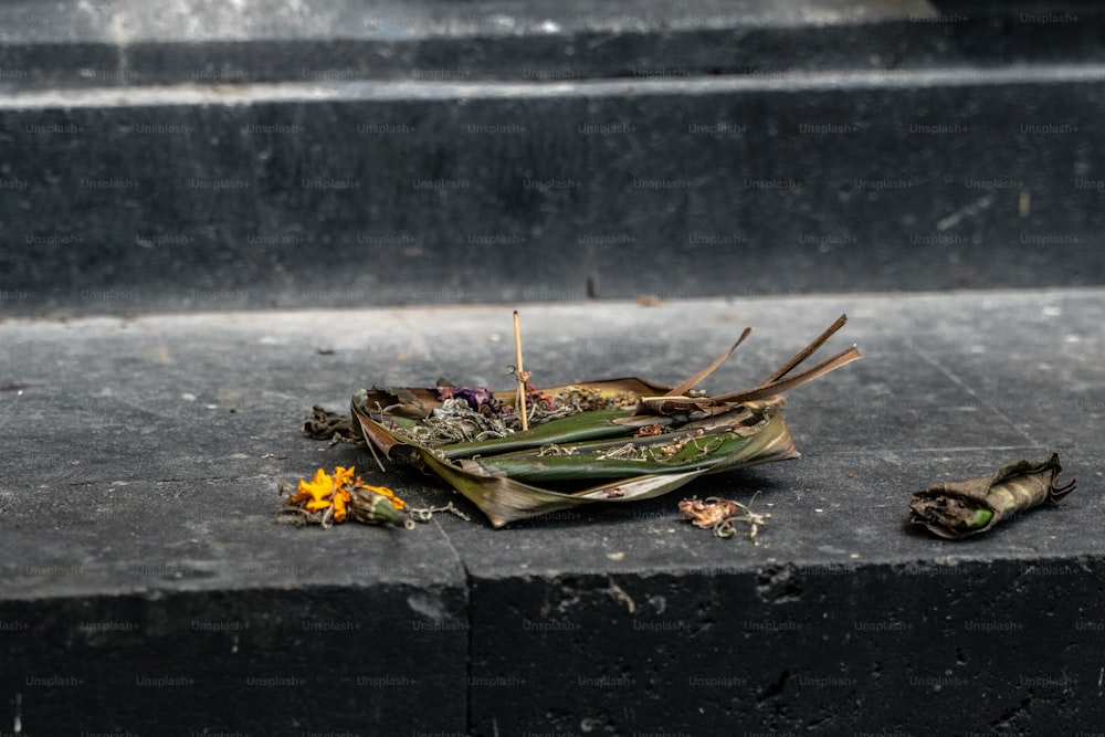 un ramo de hojas y flores en algunos escalones