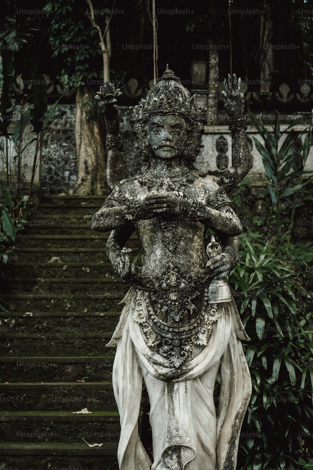 Una estatua de una mujer sosteniendo a un bebé en sus brazos