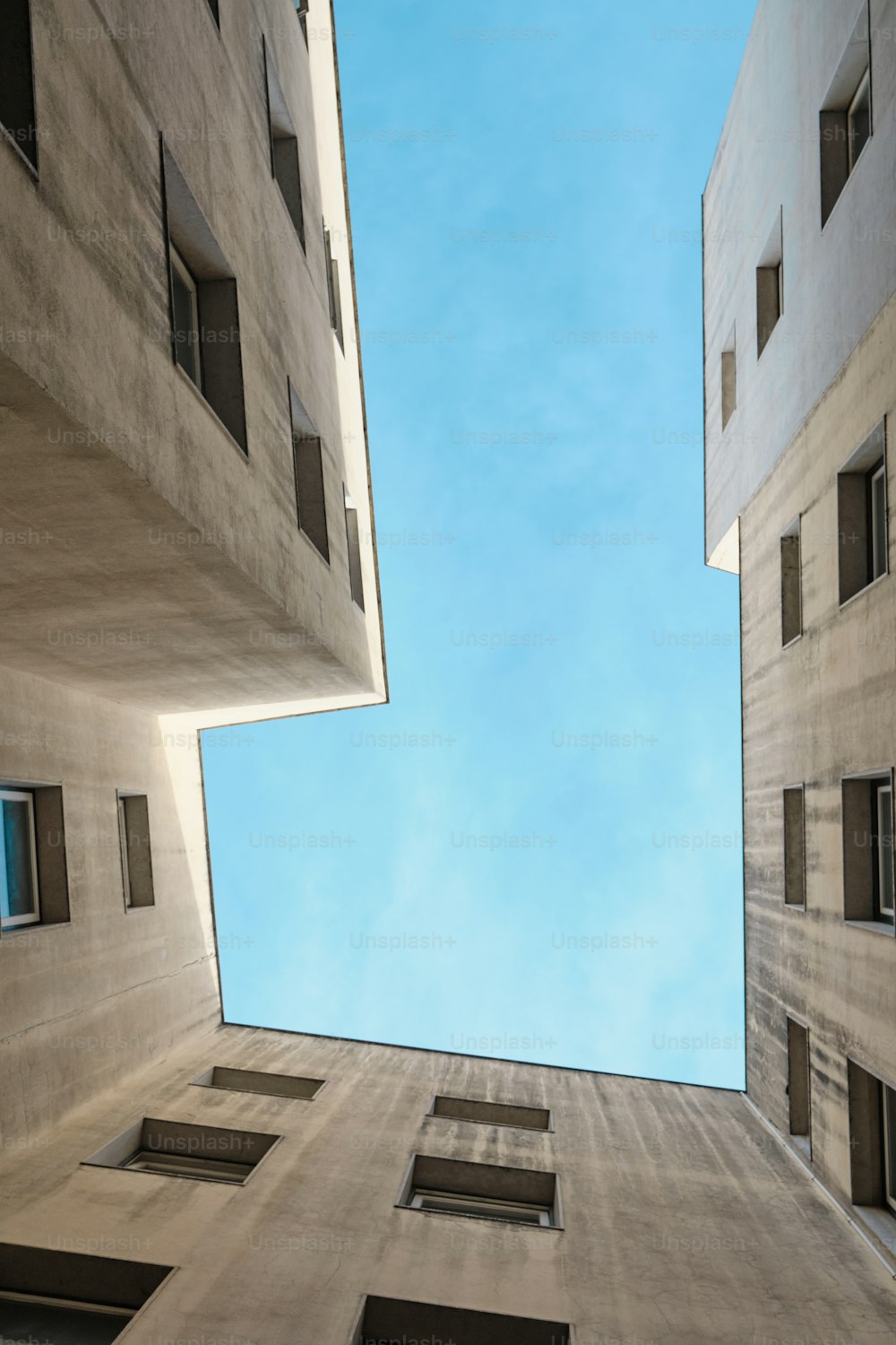 2つの建物の間から空を見上げる