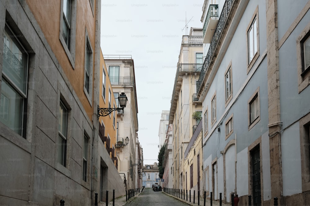 Eine schmale Stadtstraße mit hohen Gebäuden gesäumt