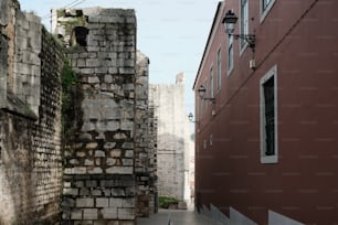 レンガの壁と街灯柱のある路地