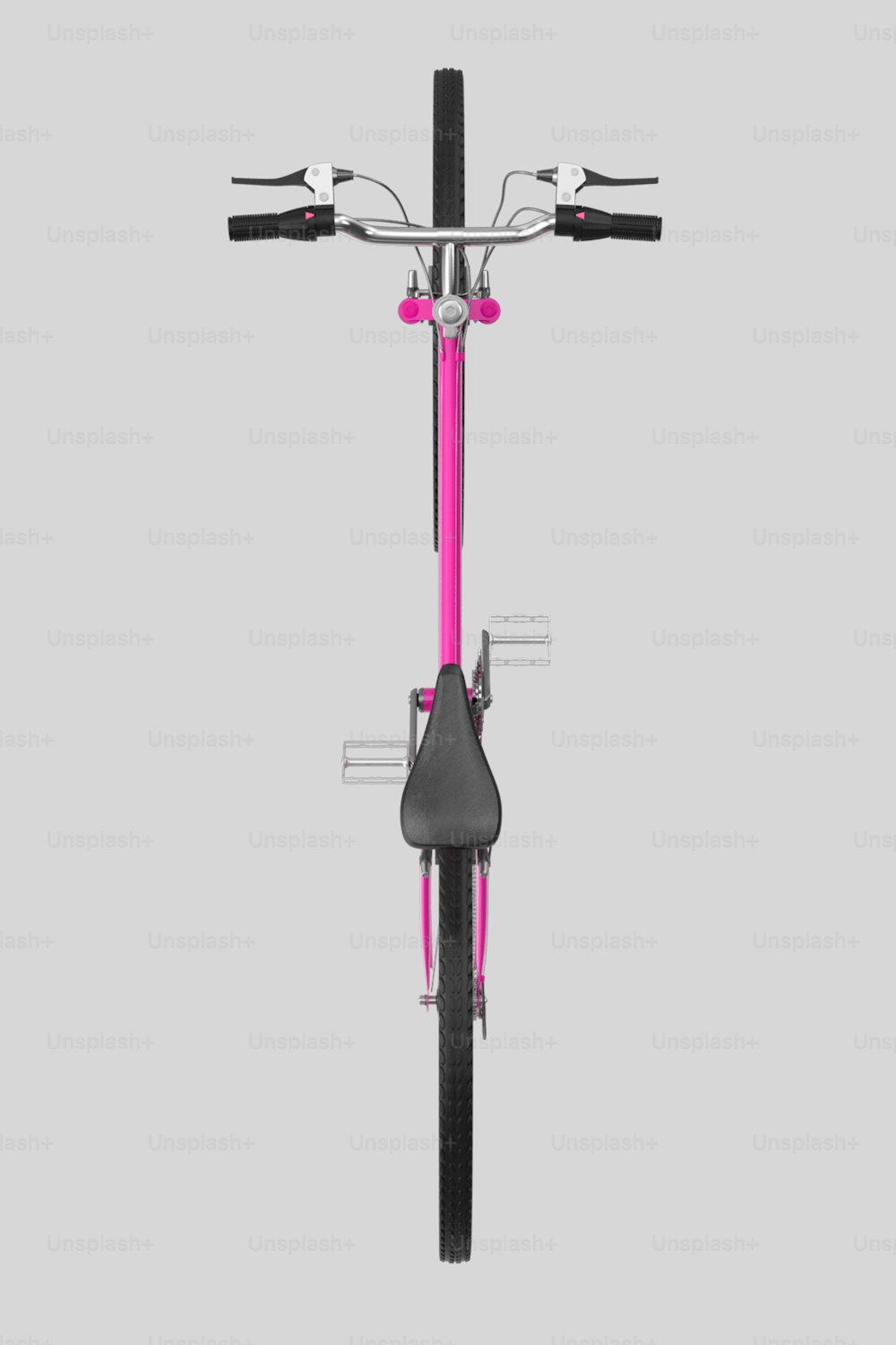Una bicicleta rosa con un asiento negro sobre un fondo gris