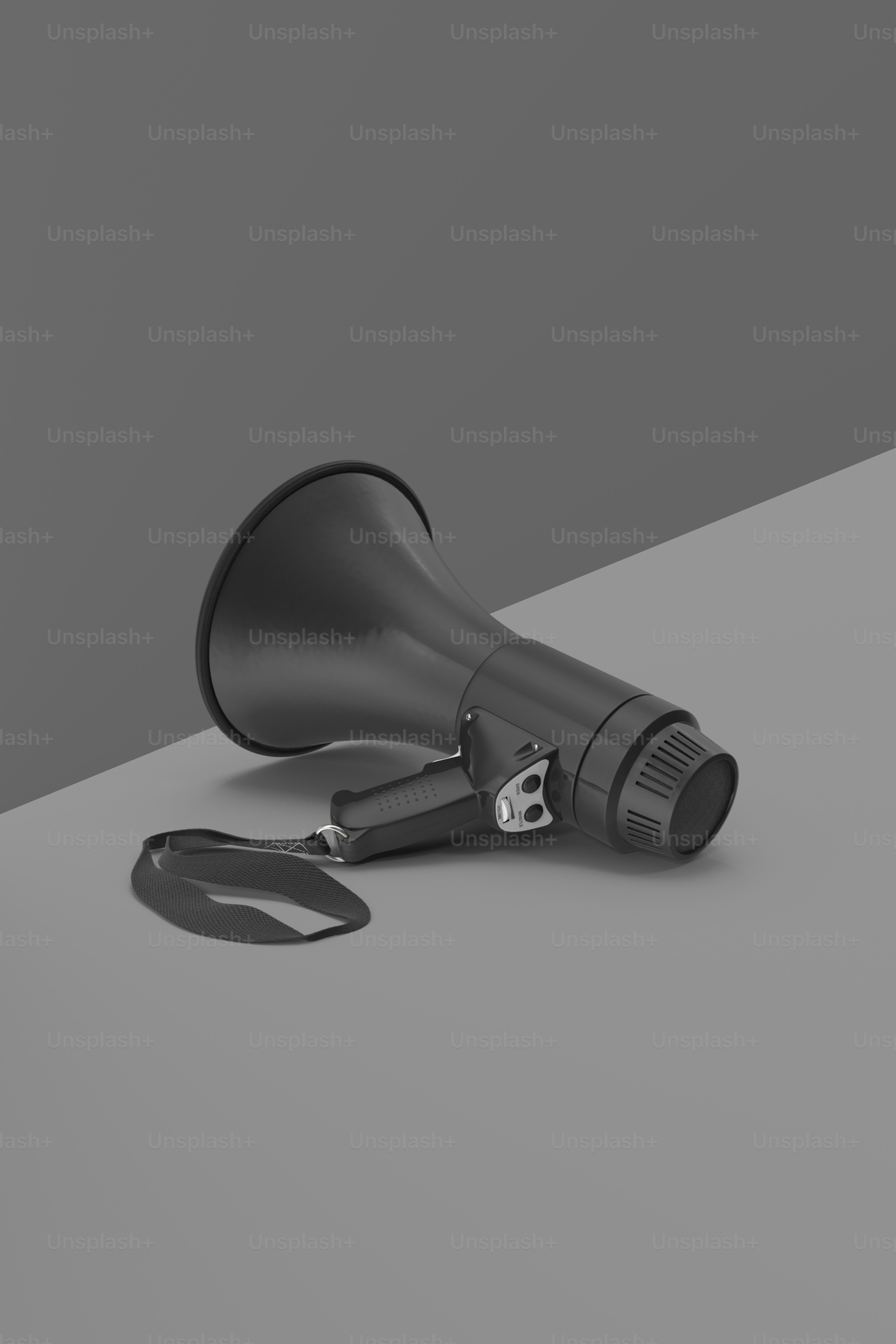 ein schwarzer Föhn auf einem Tisch