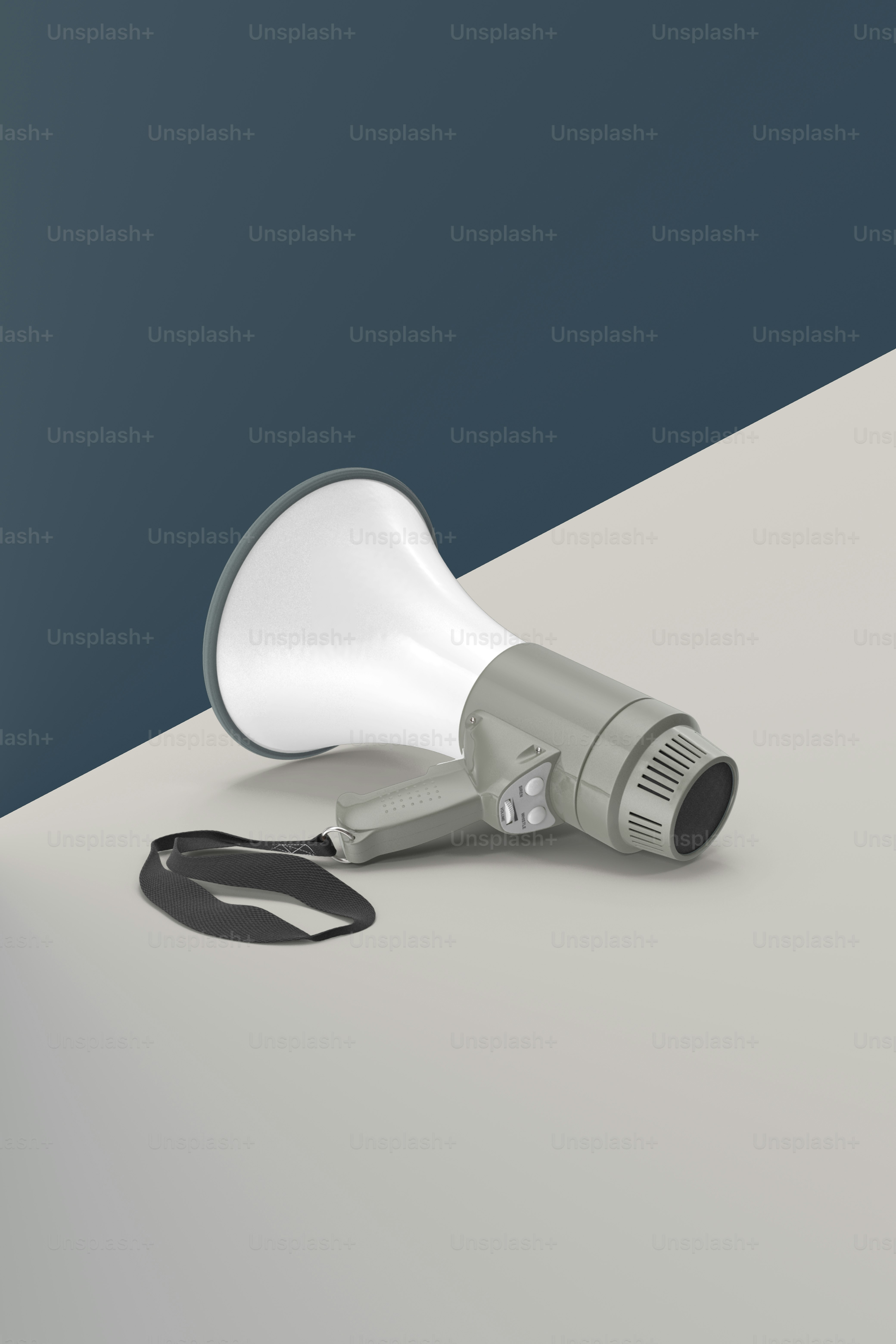 Ein Haartrockner sitzt auf einem Tisch neben einer Schere