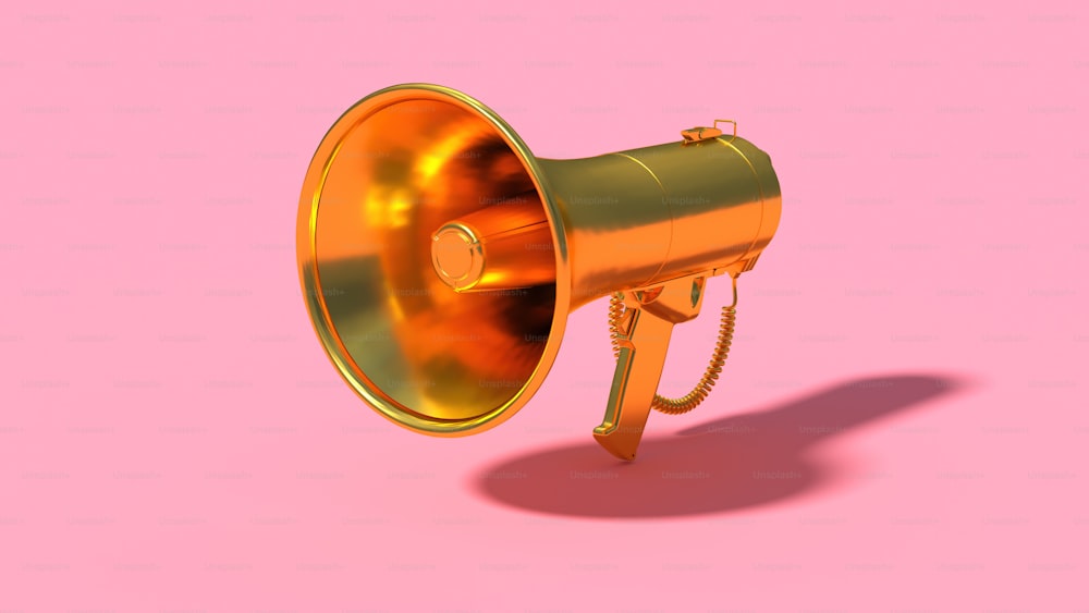 Un megáfono dorado sobre fondo rosa